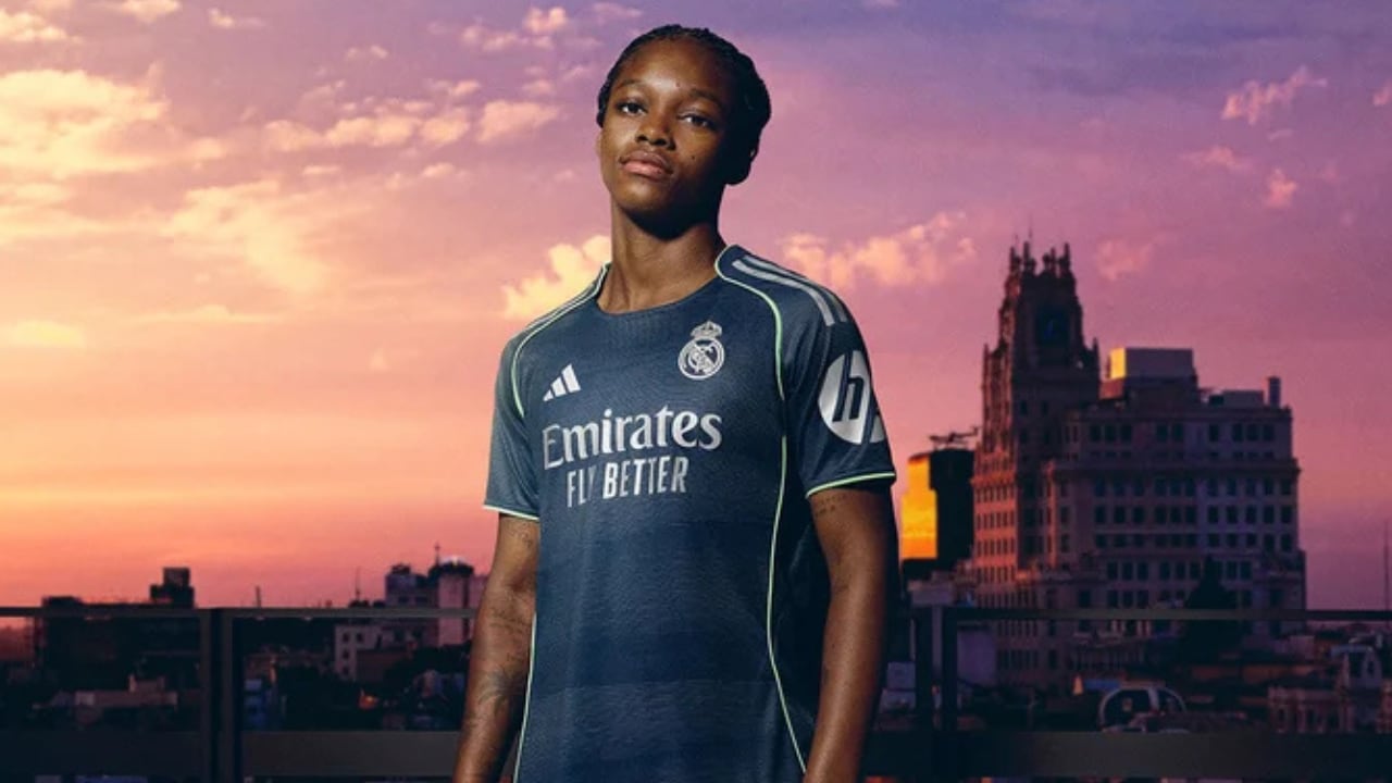 Así posa Linda Caicedo con la nueva camiseta del Real Madrid.