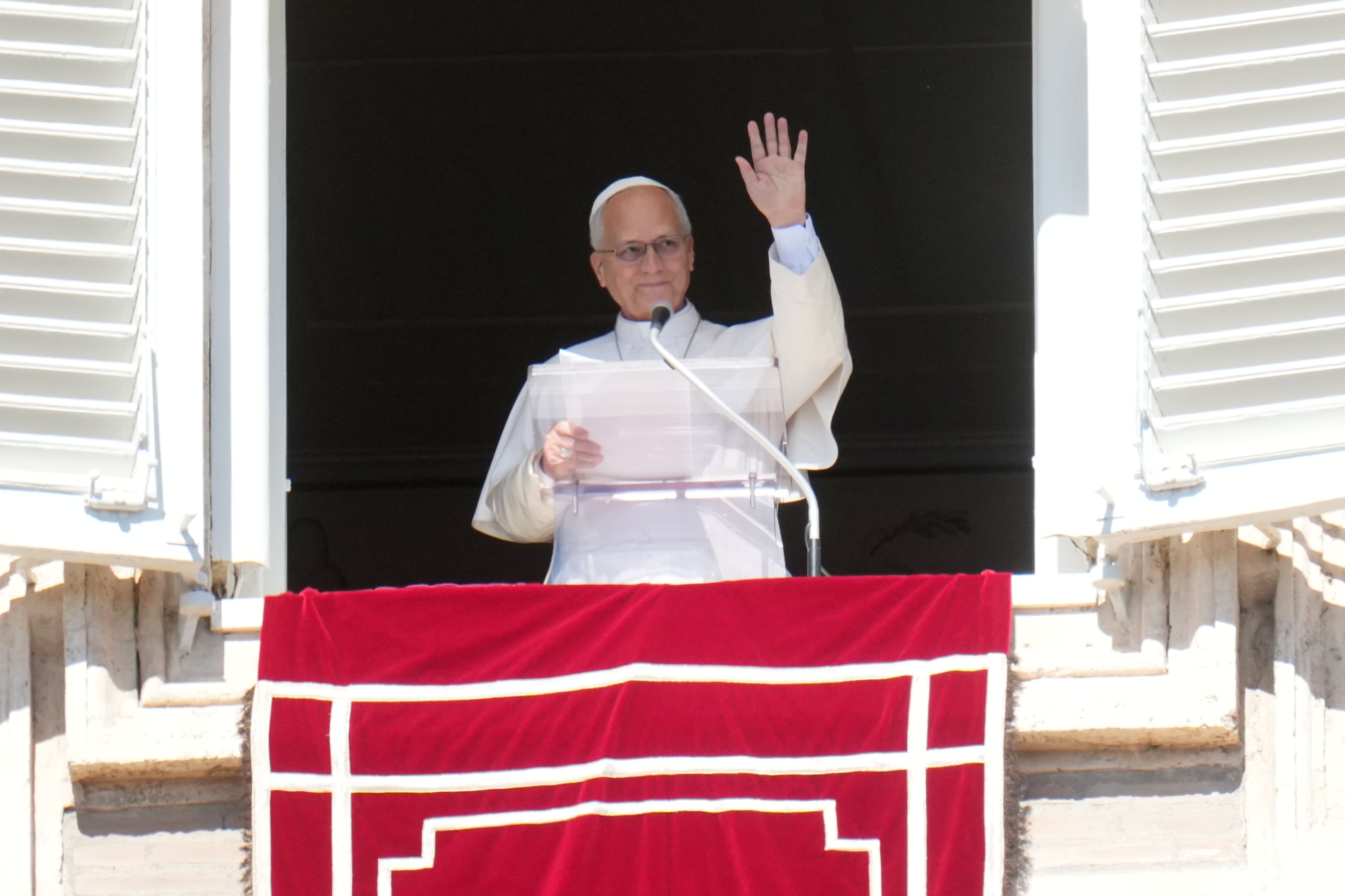 El papa León XIV ofrece la plegaria del Angelus en su balcón con vistas a la plaza de San Pedro del Vaticano.