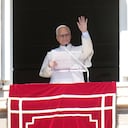 El papa León XIV ofrece la plegaria del Angelus en su balcón con vistas a la plaza de San Pedro del Vaticano.