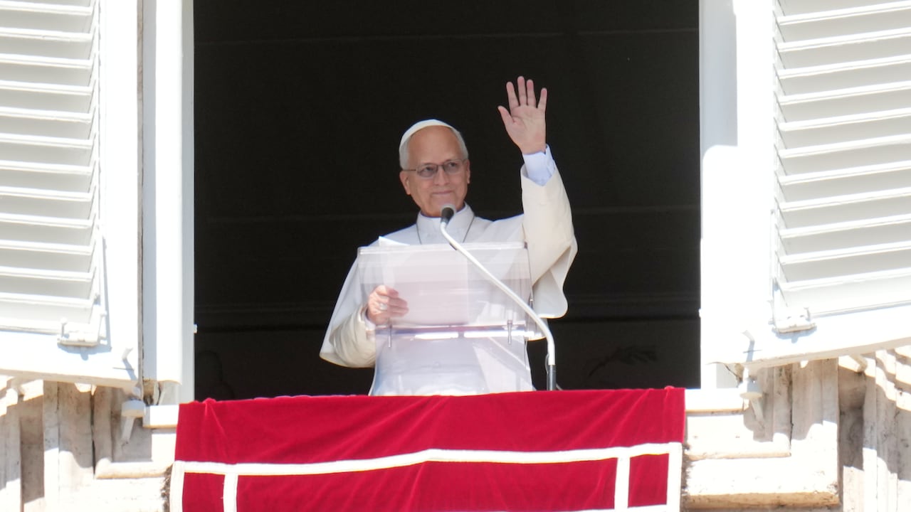 El papa León XIV ofrece la plegaria del Angelus en su balcón con vistas a la plaza de San Pedro del Vaticano.