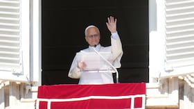 El papa León XIV ofrece la plegaria del Angelus en su balcón con vistas a la plaza de San Pedro del Vaticano.