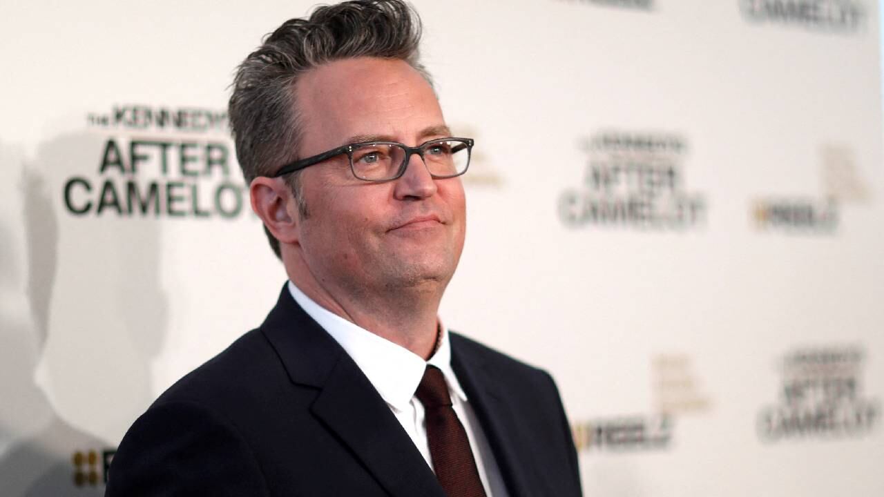 Mathew Perry , miembro del elenco, posa en el estreno de la serie de televisión "The Kennedys After Camelot" en el Paley Center for Media en Beverly Hills, California.