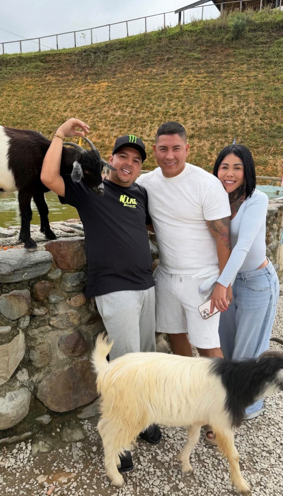 Yina Calderon y Juan David Tejada compartiendo momentos juntos.