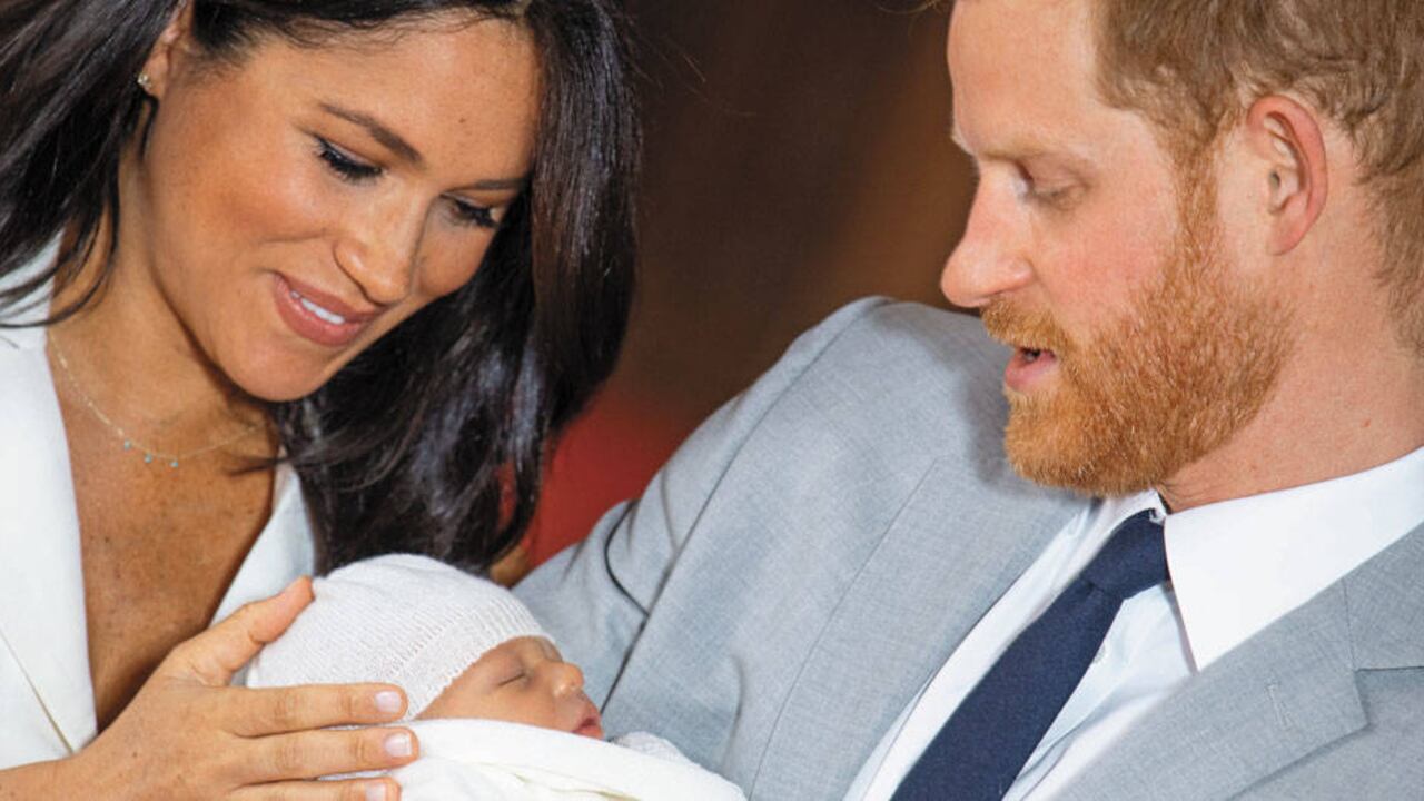El bebé Sussex nació a las 5:26 de la mañana del 6 de mayo. Meghan quería dar a luz en casa por hipnoterapia, pero se pasó una semana del tiempo de gestación y tuvo que ser llevada de urgencia a la clínica.