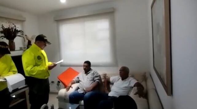 Momento en el que les leen los derechos de capturados a varios de los presuntos extraditables por delitos relacionados con narcotráfico.