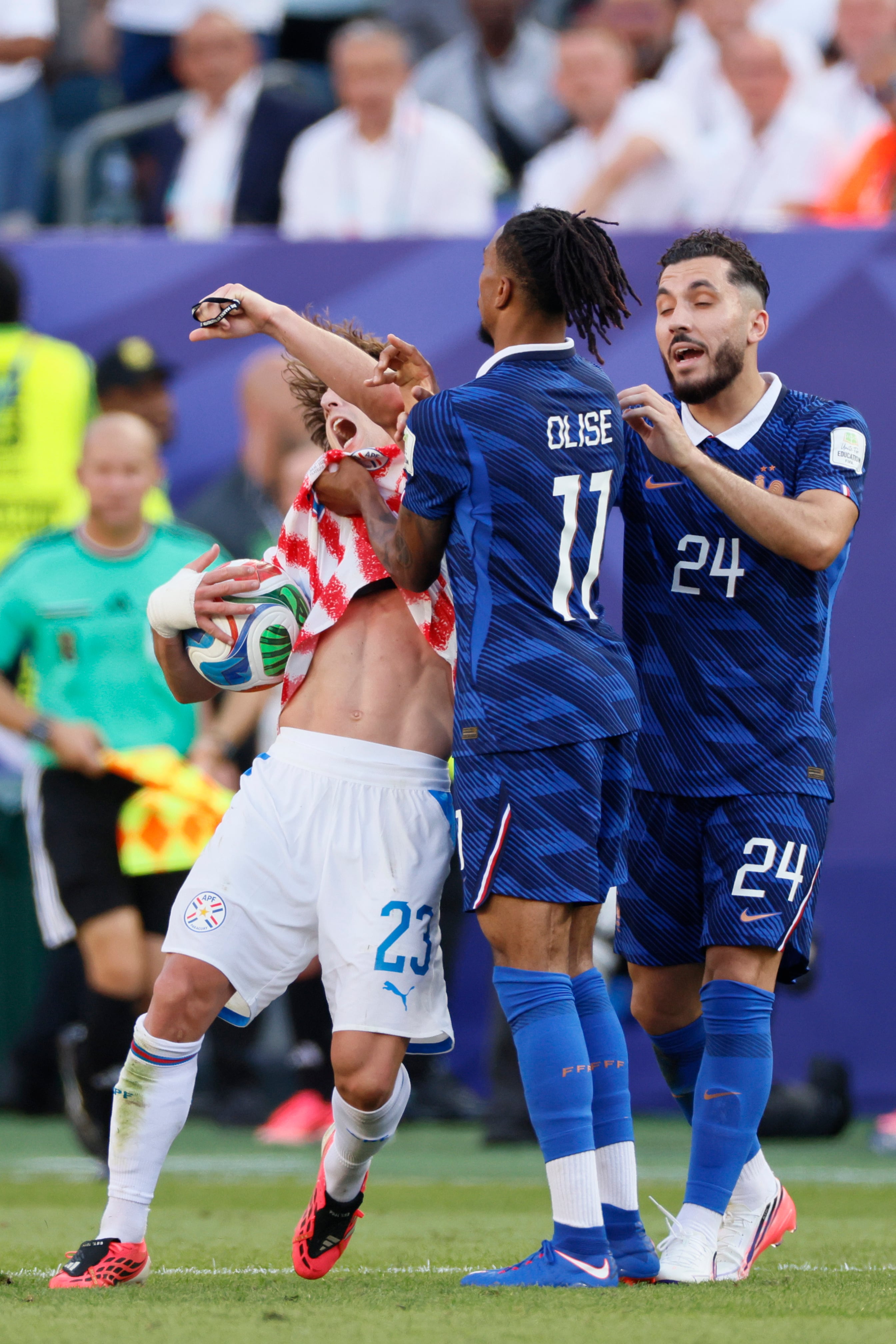 Michael Olise, de Francia y Matías Galarza, de Paraguay en un cruce durante el Mundial 2026