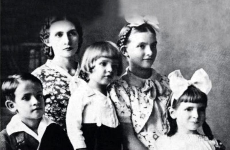 Gloria Valencia de Castano, al lado de Merceditas Valencia, su madre, y sus hermanos: Alvaro, Eduardo y Consuelo.