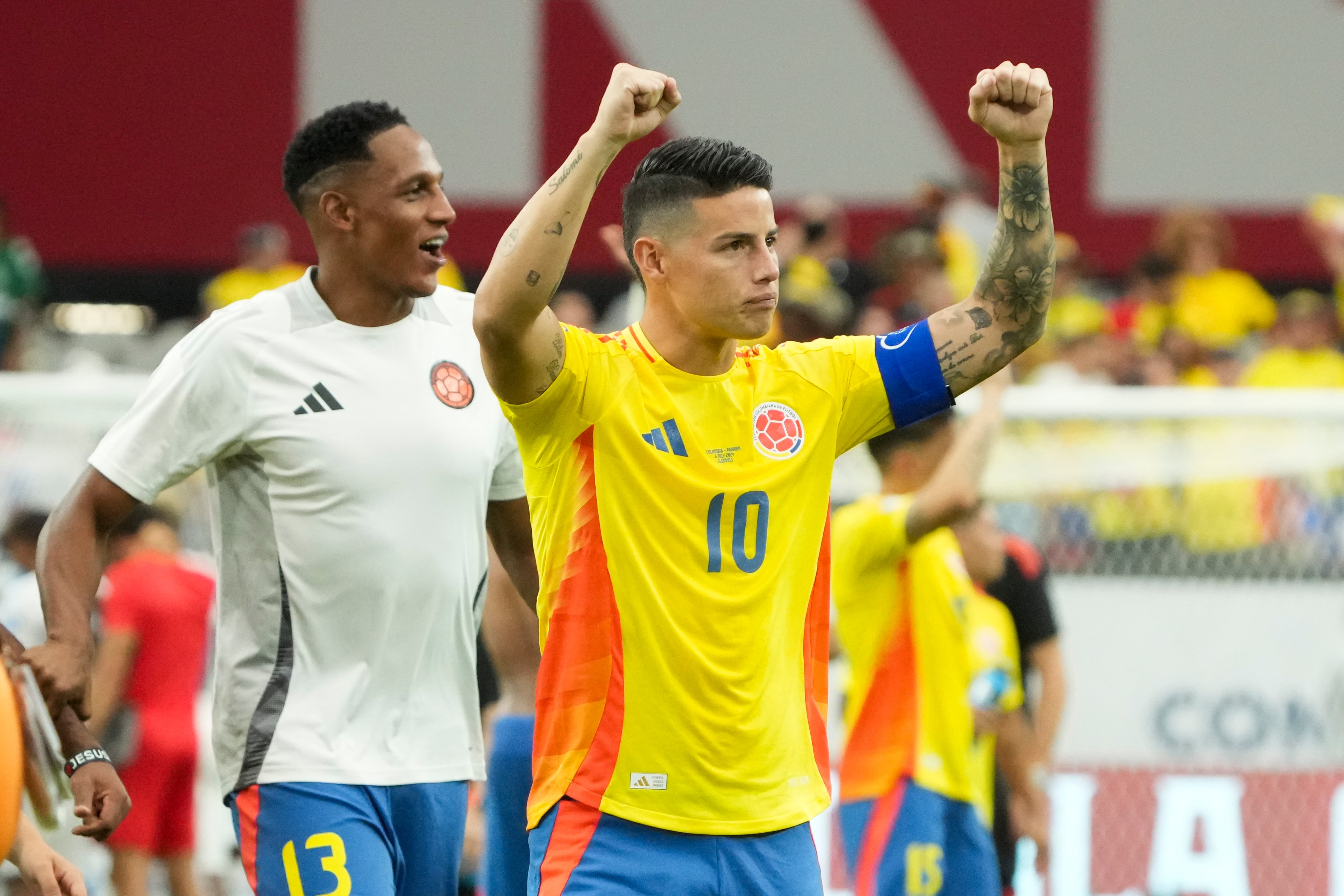 James Rodríguez (centro) y Yerry Mina celebran la victoria de Colombia por 5-0 ante Panamá