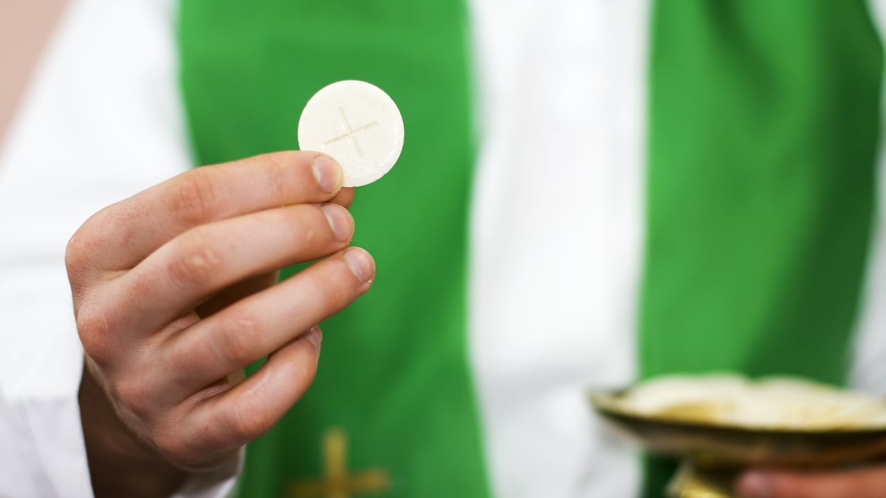 Hombre es arrestado en Ecuador por ser responsable de casos de abuso sexual amparado tras una sotana. No obstante, señalan que el hombre es un falso sacerdote.