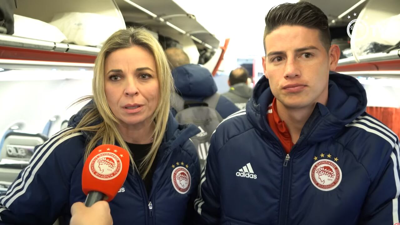 James junto a la traductora de Olympiacos
