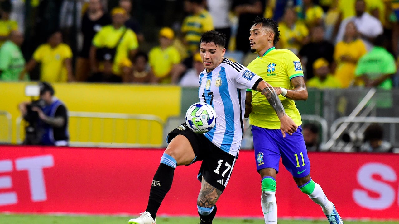 RIO DE JANEIRO, BRAZIL - NOVEMBER 21: Enzo Fernandez of Argentina competes for the ball with Raphinha of Brazil during a FIFA World Cup 2026 Qualifier match between Brazil and Argentina at Maracana Stadium on November 21, 2023 in Rio de Janeiro, Brazil. (Photo by MB Media/Getty Images)
