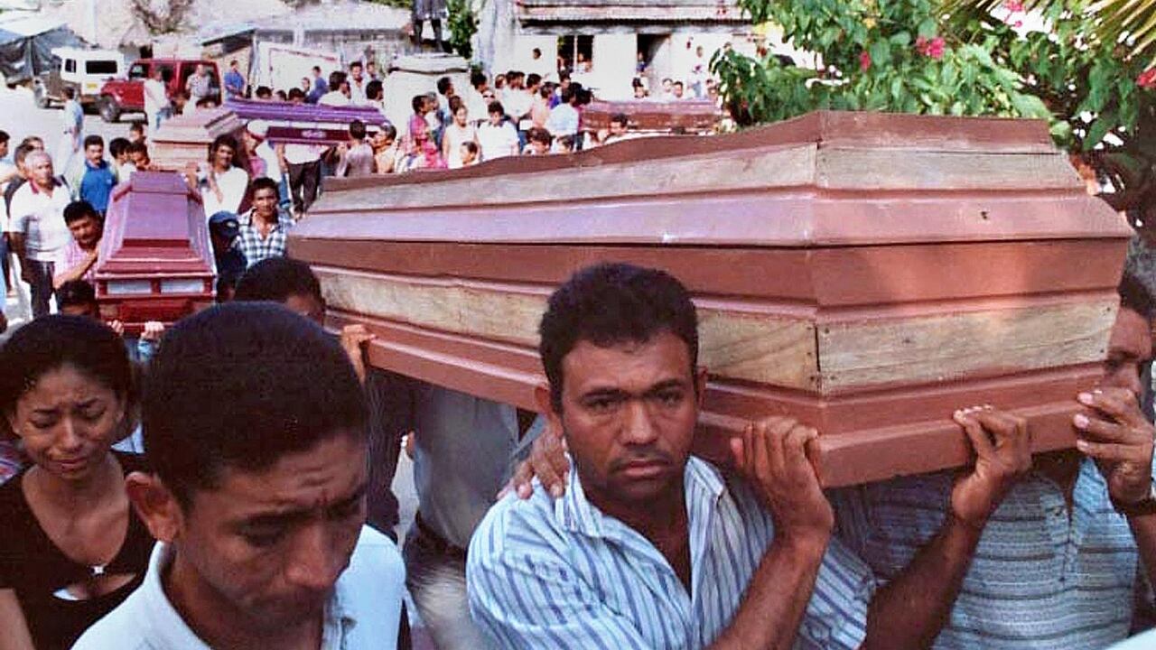Los familiares cargan los ataúdes de los campesinos asesinados el 18 de enero de 2001 en la comunidad de Chengue, municipio de Ovejas, a unas 622 millas (1.000 km) al norte de Bogotá, Colombia. Al menos 130 campesinos han sido asesinados por grupos paramilitares de extrema derecha en lo que va de mes en Colombia. AFP PHOTO/El UNIVERSAL/Santiago Pérez (Foto por SANTIAGO PÉREZ / AFP)