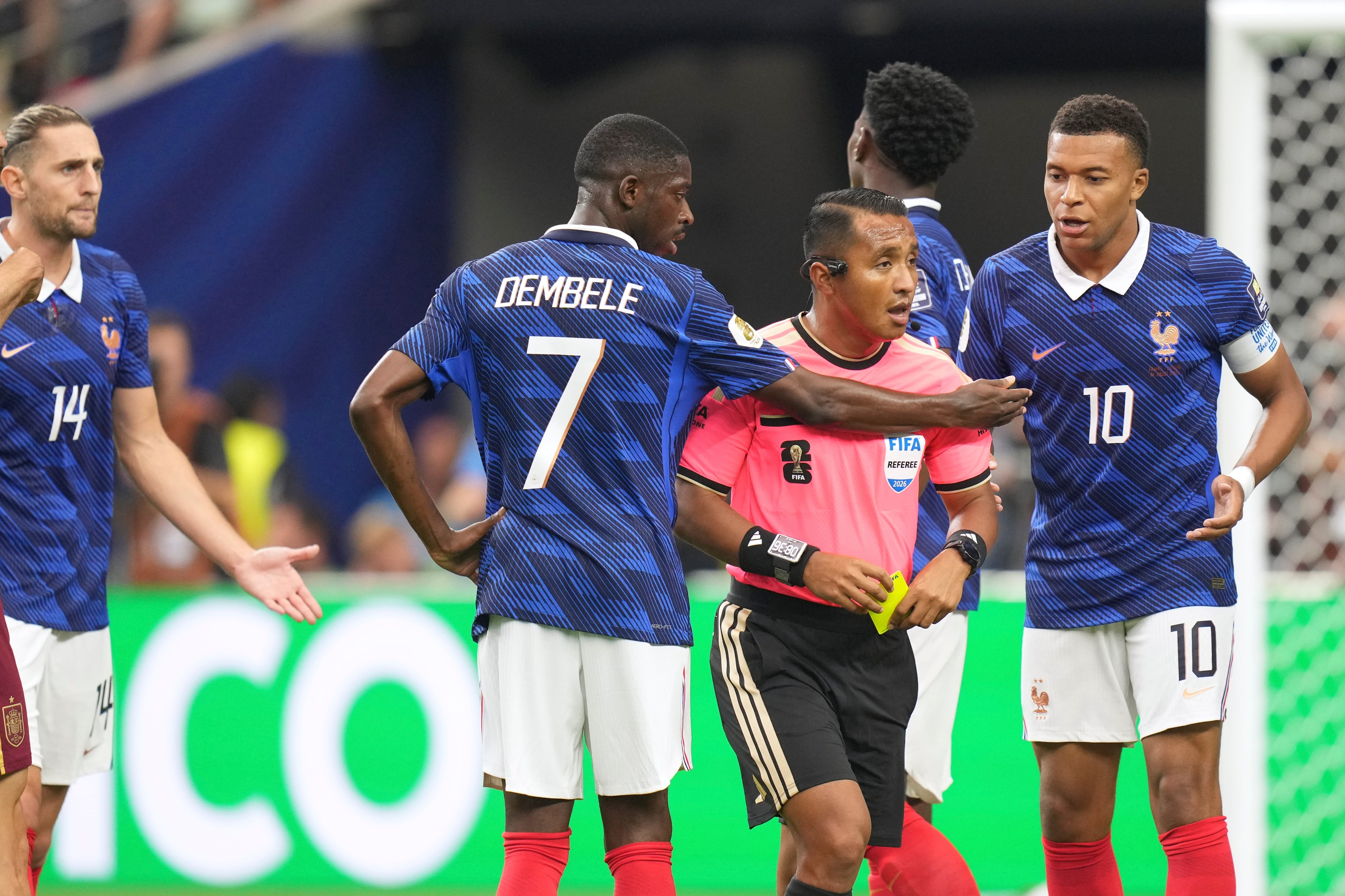 Ousmane Dembélé y Kylian Mbappé protestan en la semifinal vs. España del Mundial 2026