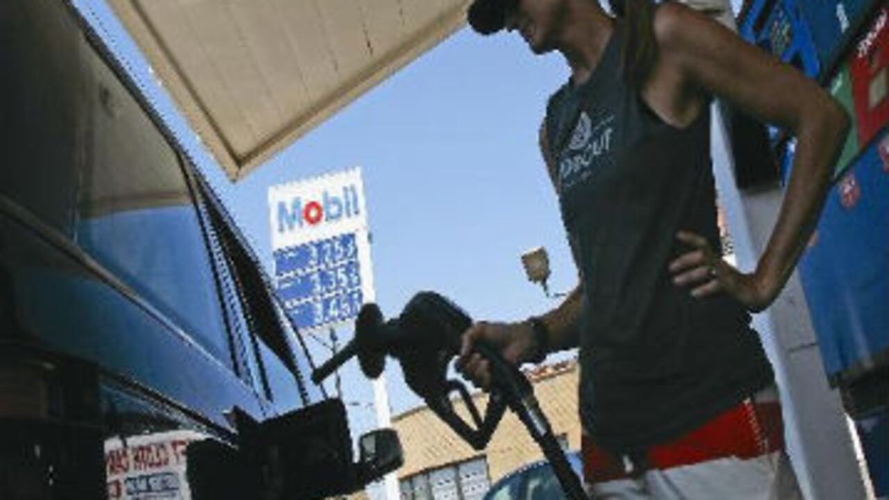 La gasolina y el diésel están alcanzando precios récord. Nunca antes costó tanto llenar el tanque.