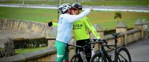Nairo Quintana le entrega bicicleta a Nairo Quintana