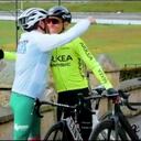 Nairo Quintana le entrega bicicleta a Nairo Quintana