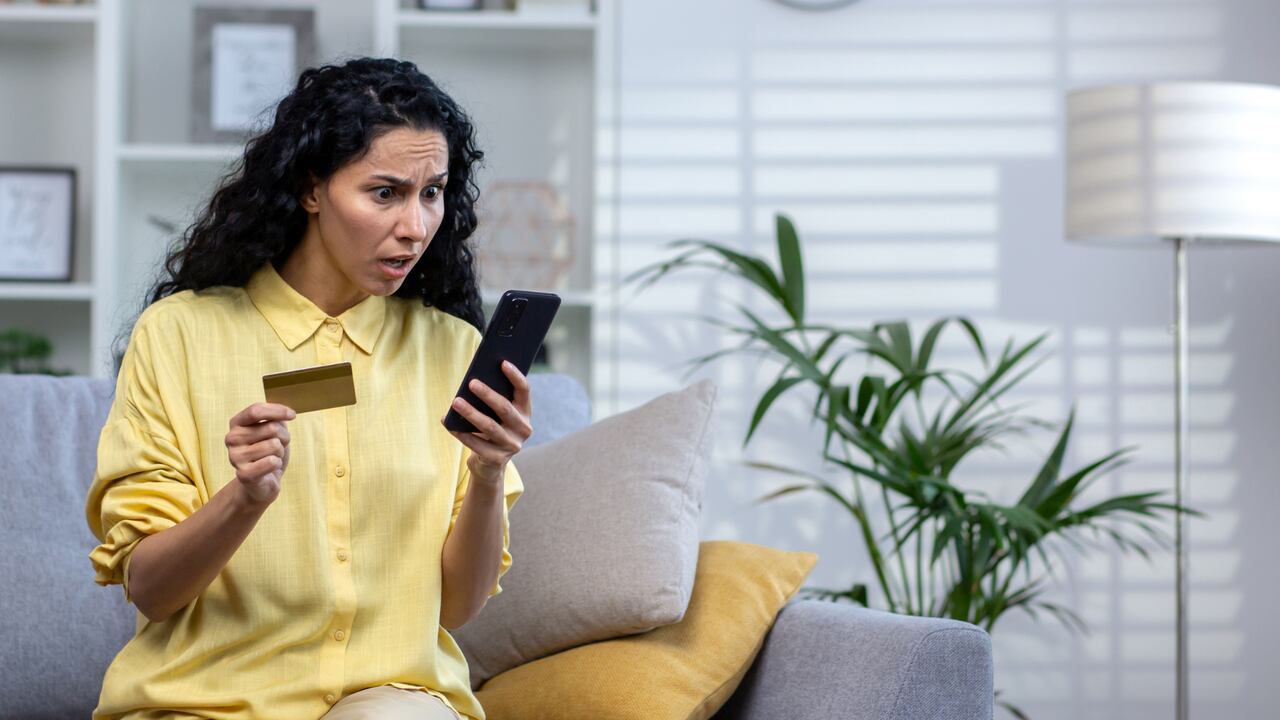 Los expertos recomiendan tener cuidado al realizar transferencias bancarias.