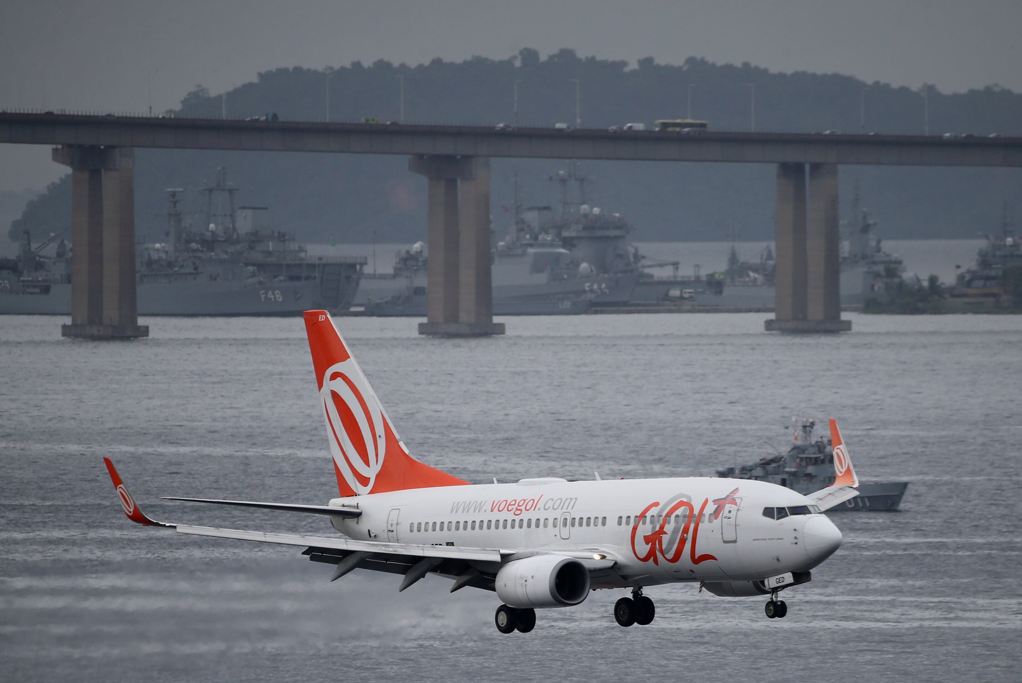 Un avión Boeing 737-700 de la aerolínea brasileña GOL Linhas Aereas se prepara para aterrizar en el aeropuerto Santos Dumont en Río de Janeiro, Brasil. REUTERS / Sergio Moraes / Foto de archivo