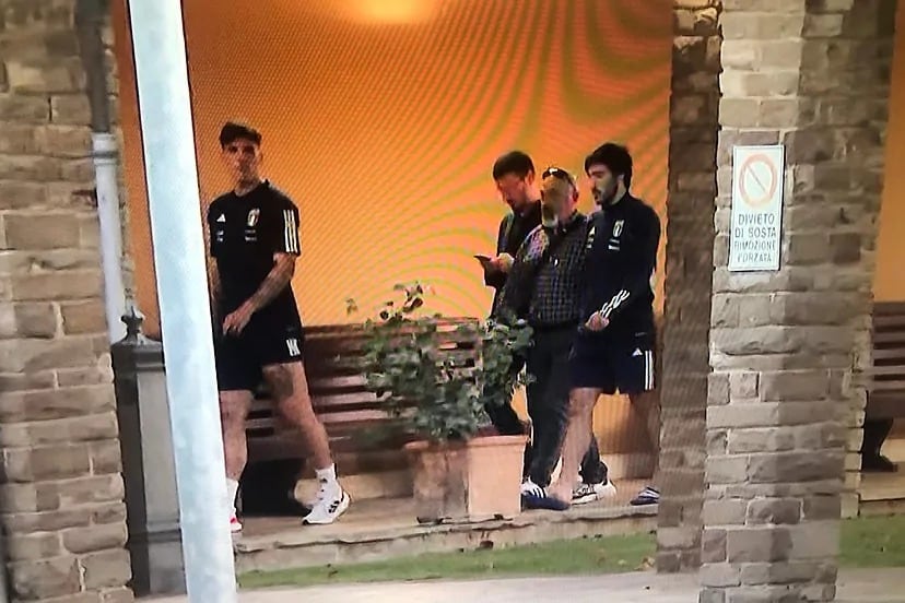 Nicolo Zaniolo y Sandro Tonali saliendo de la concentración italiana.