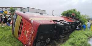 El bus terminó volcado a un costado de la vía.