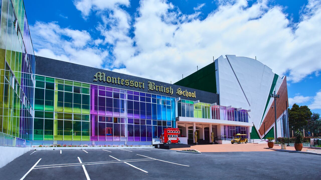 En la institución, los estudiantes no solo aprenden sobre qué es y cómo funciona la lA. También desarrollan una conciencia crítica sobre su impacto en la sociedad.