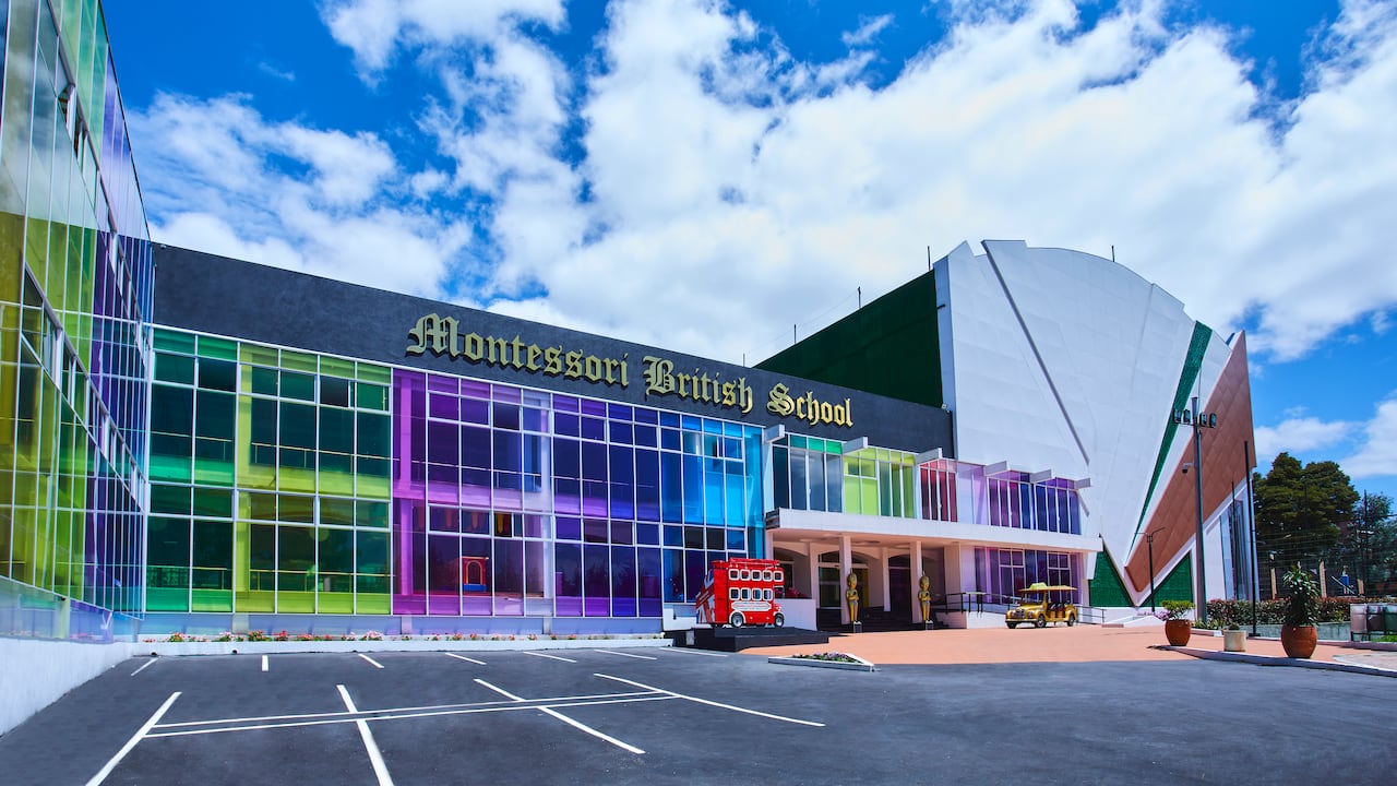 En la institución, los estudiantes no solo aprenden sobre qué es y cómo funciona la lA. También desarrollan una conciencia crítica sobre su impacto en la sociedad.