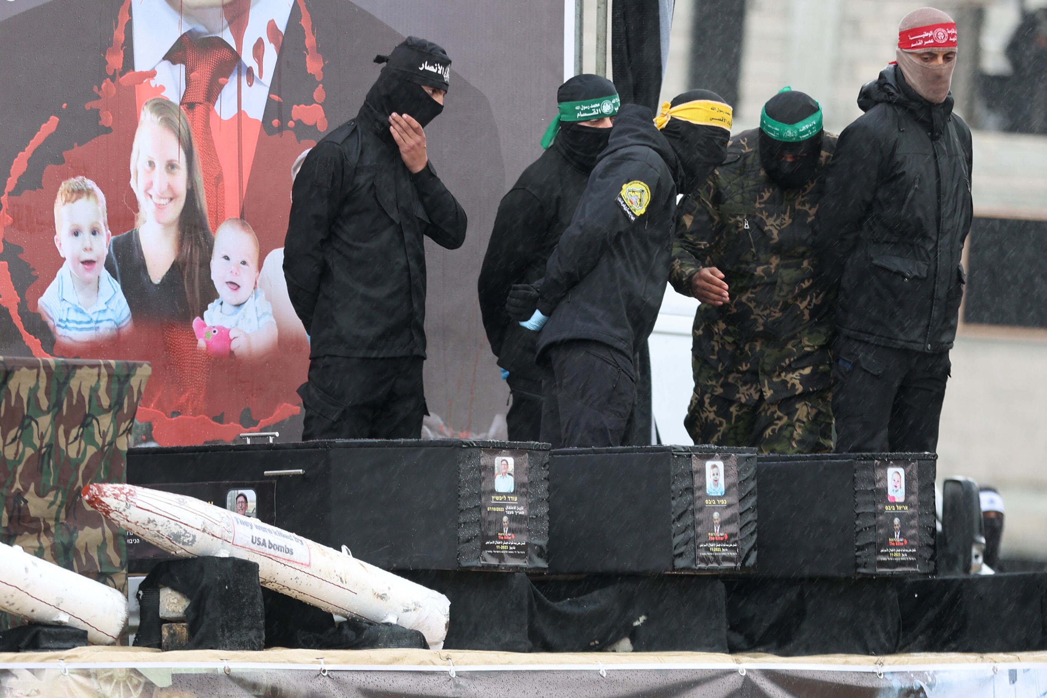 Hamás entrega los cuerpos de cuatro israelís muertos.
