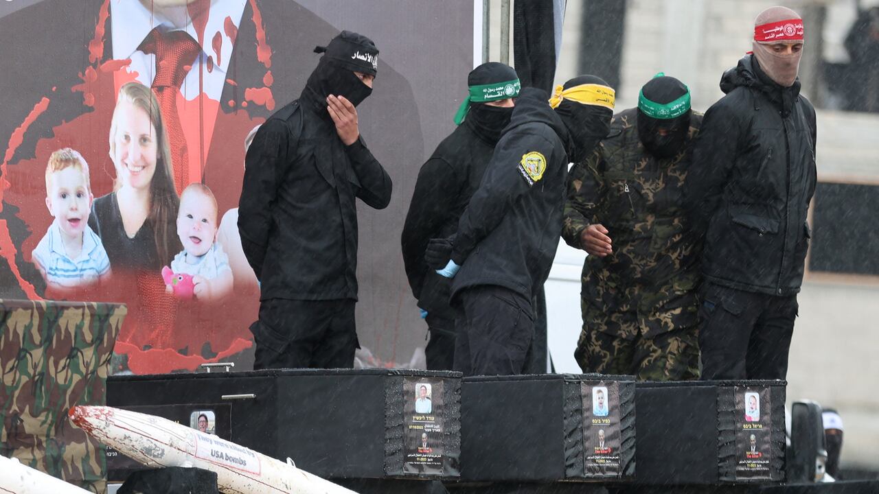 Hamás entrega los cuerpos de cuatro israelís muertos.