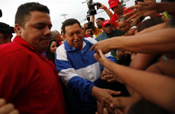 Chávez en un evento electoral en Coro, estado Falcón . Chávez se negó nuevamente a debatir con el candidato opositor, Capriles. Consideró que esa petición muestra el desespero de la oposición al verse perder las elecciones.