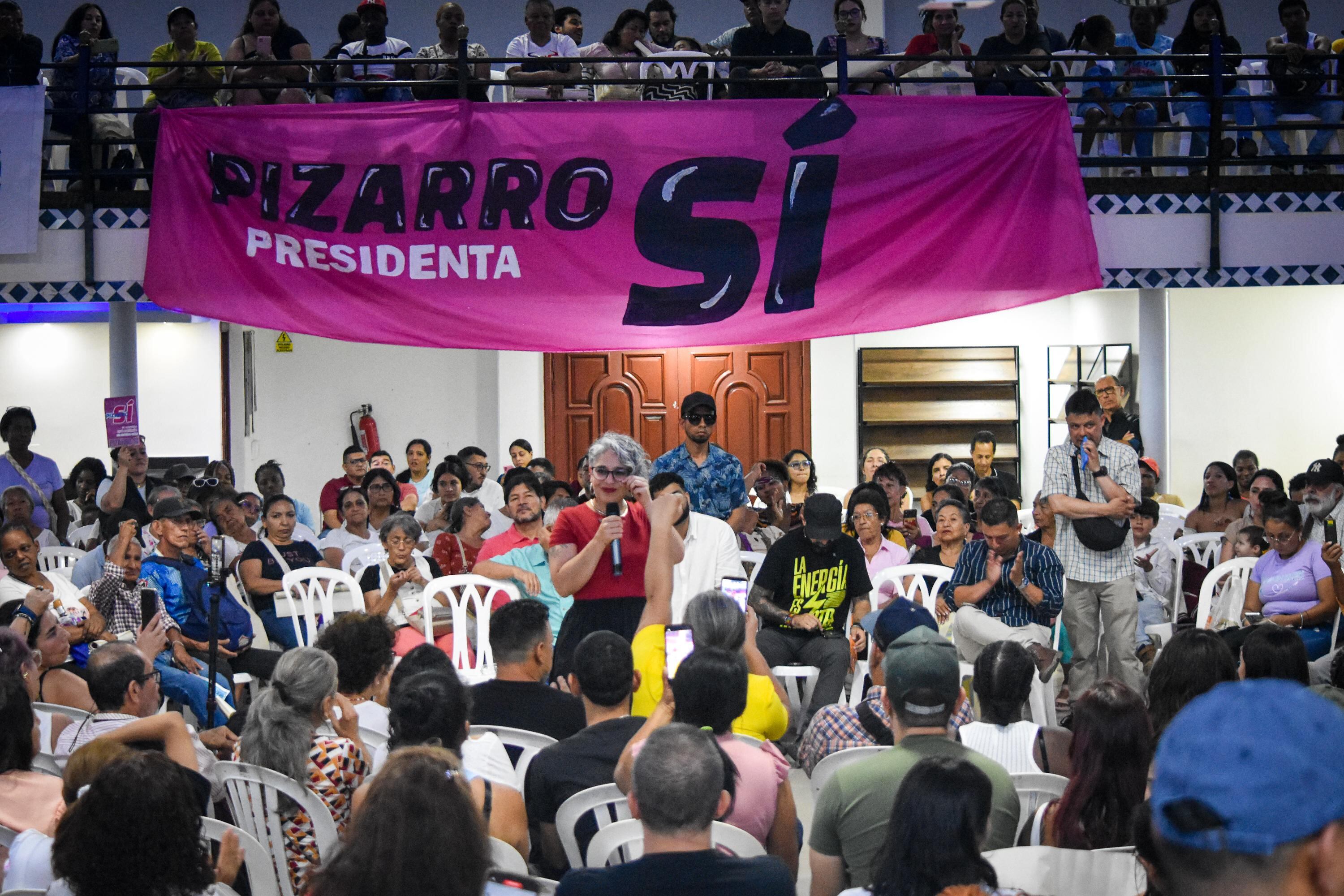 En Cali se reunió con simpatizantes del Pacto Histórico, de cara a recibir su apoyo en las próximas presidenciales.
