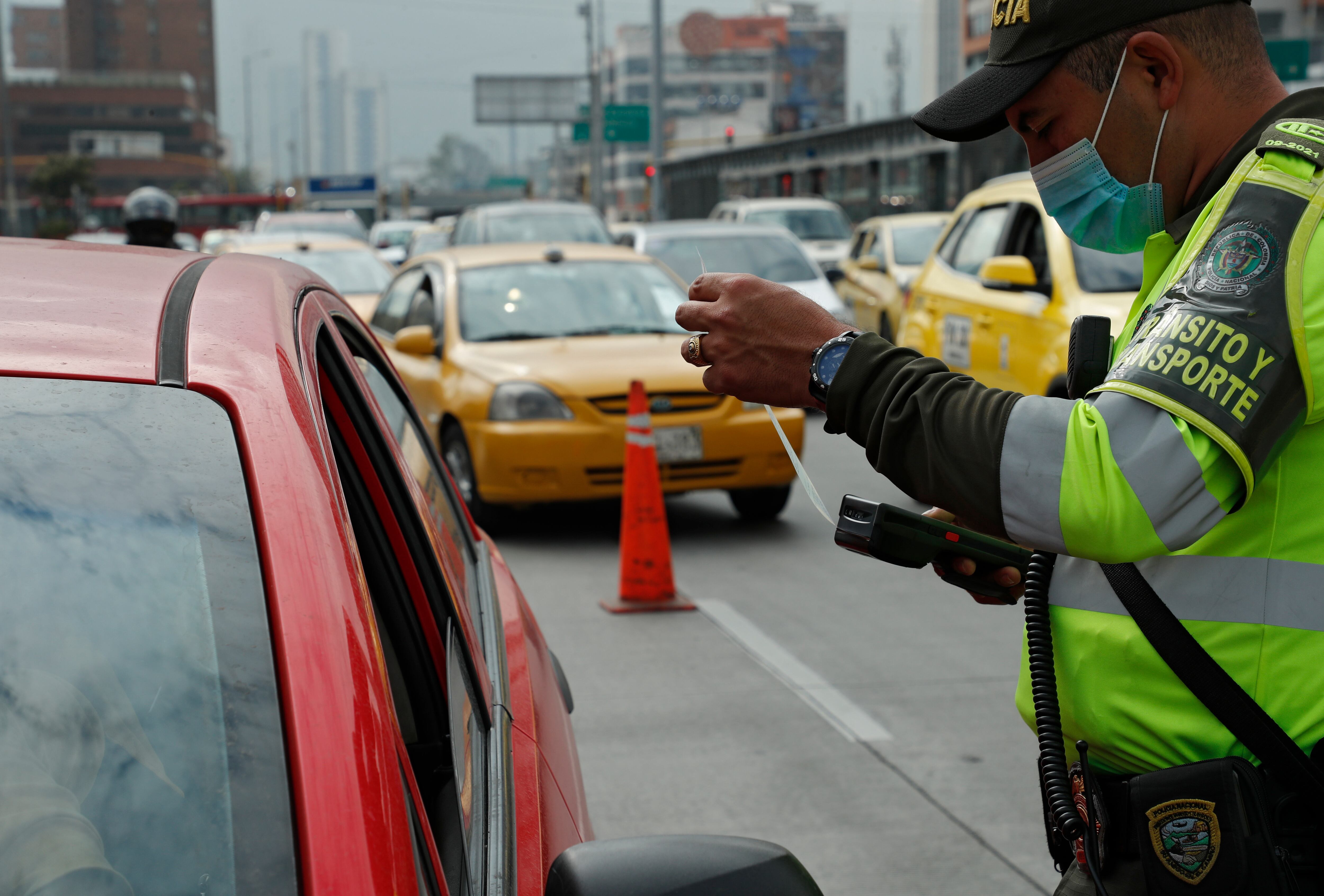 Movilidad en Bogotá en la primera semana de pico y placa todo el día puesto de control policía de tránsito
Comparendo 
Bogotá enero 12 del 2022
Foto Guillermo Torres Reina