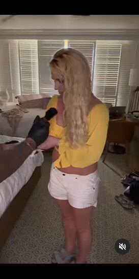 La cantante tendrá que volver a la sala de tatuajes para arreglar su error. Foto: Instagram @britneyspears.