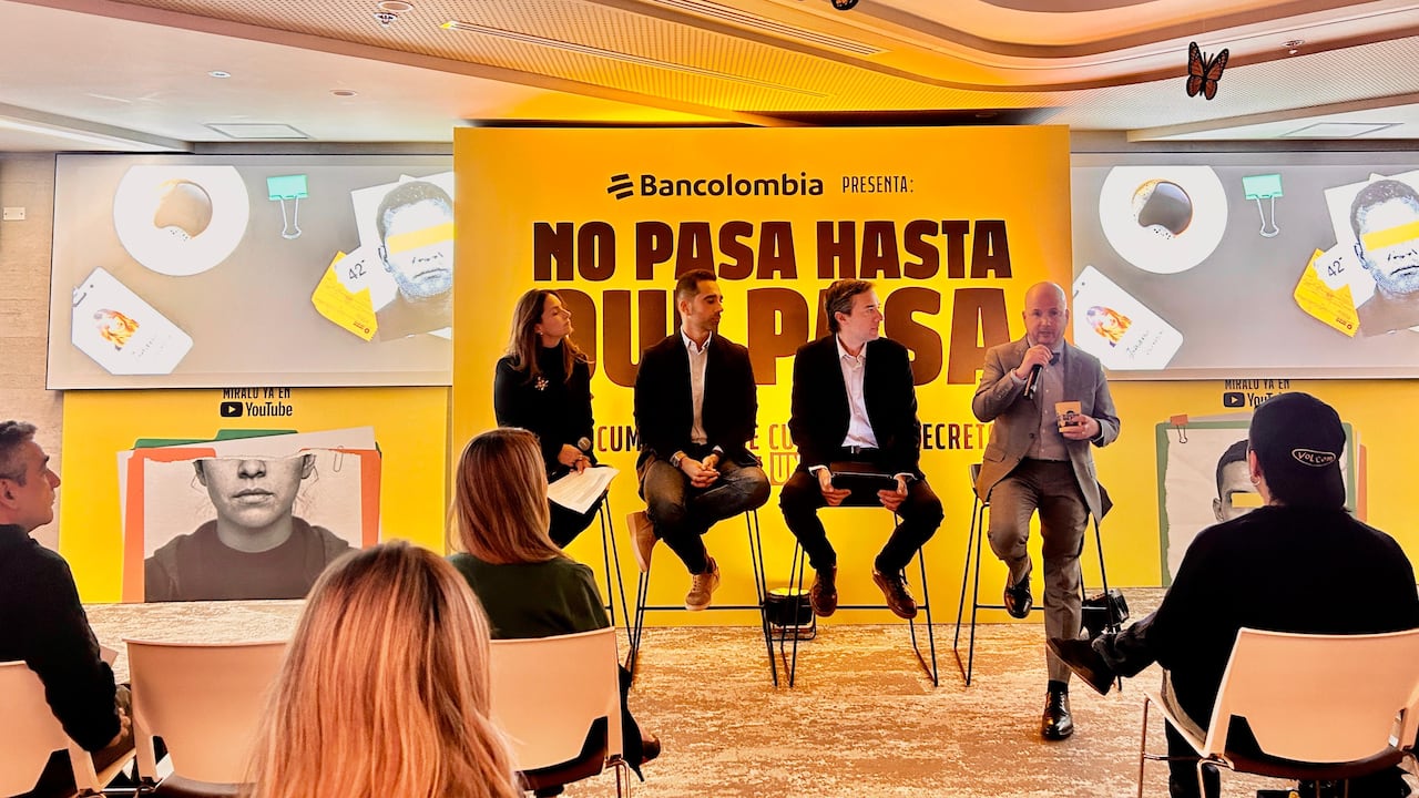 El documental reúne testimonios de personas afectadas, autoridades, expertos en seguridad digital y personas que estuvieron involucradas en estas prácticas.