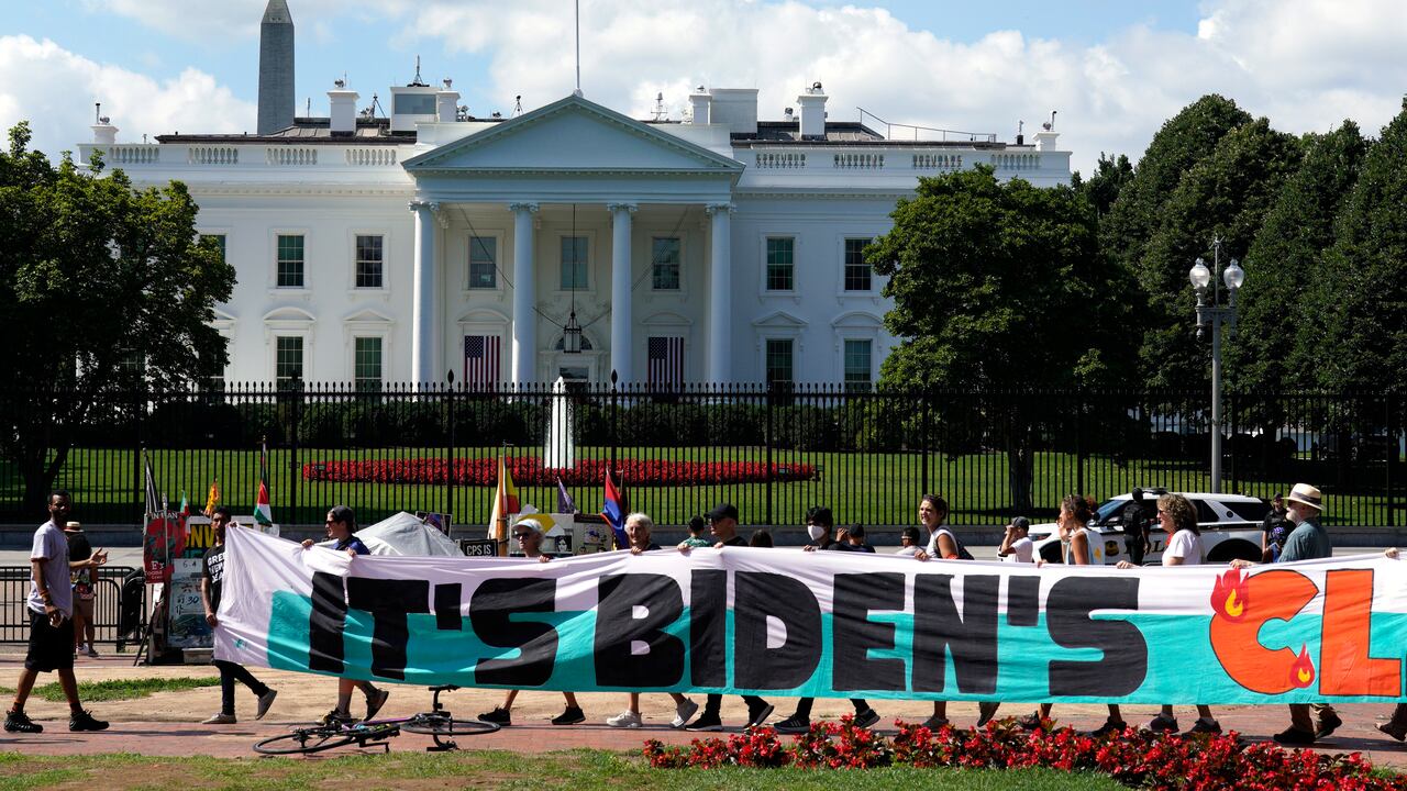 Activistas climáticos se concentran frente a la Casa Blanca en Lafayette Square, el 4 de julio de 2023, en Washington, para exigir al presidente Joe Biden que declare una emergencia climática y que aparte al país de los combustibles fósiles lo antes posible. Tras el bloqueo del Congreso, Biden hará uso de la autoridad ejecutiva para crear un Cuerpo Climático Estadounidense al estilo del New Deal que servirá como un importante programa de formación para empleos verdes. (AP Foto/Yuri Gripas, Archivo)