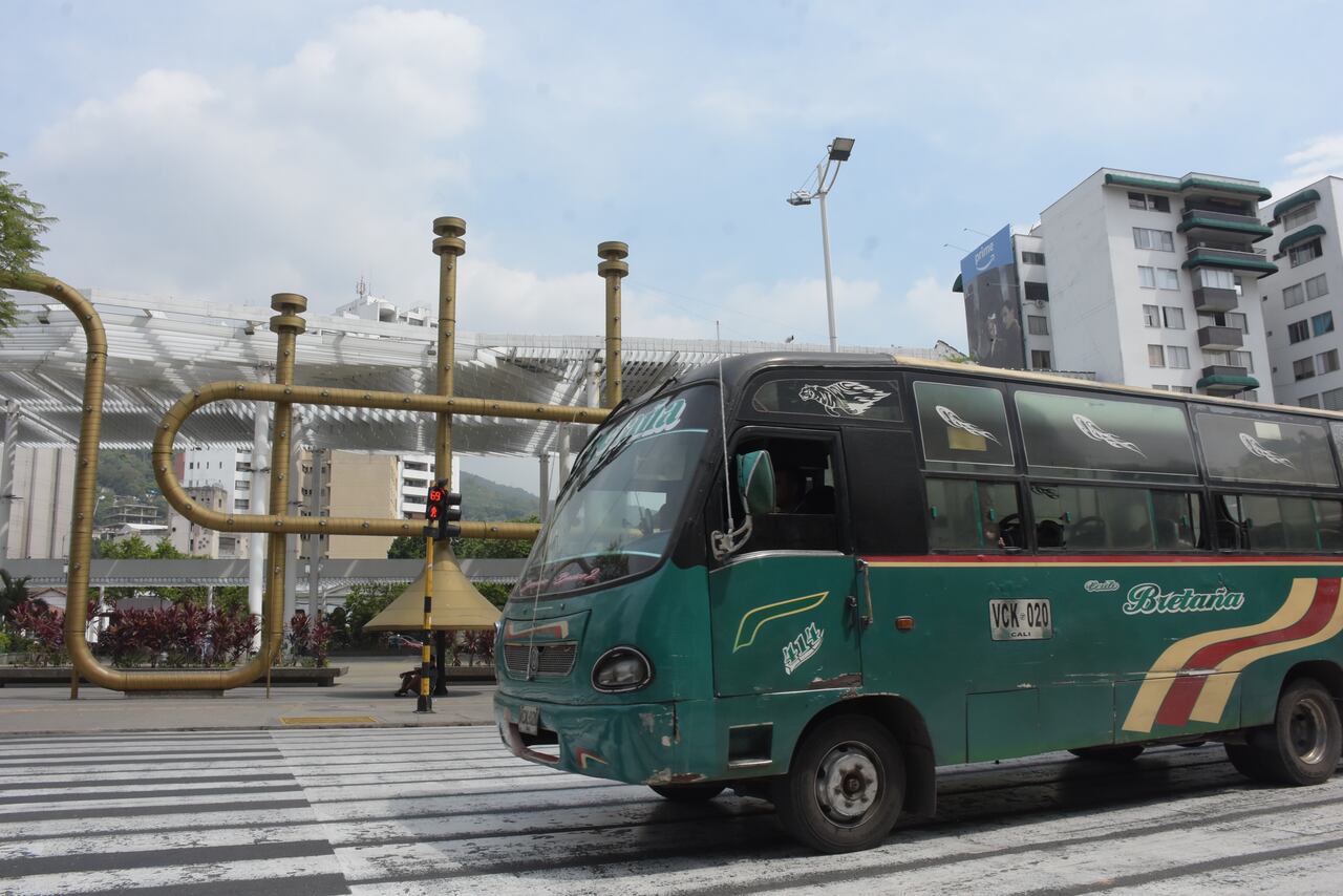 Más de 200 autobuses viejos regresan a las calles de Cali con la autorización de la alcaldía para sumarse al servicio público debido a la crisis del MIO.
