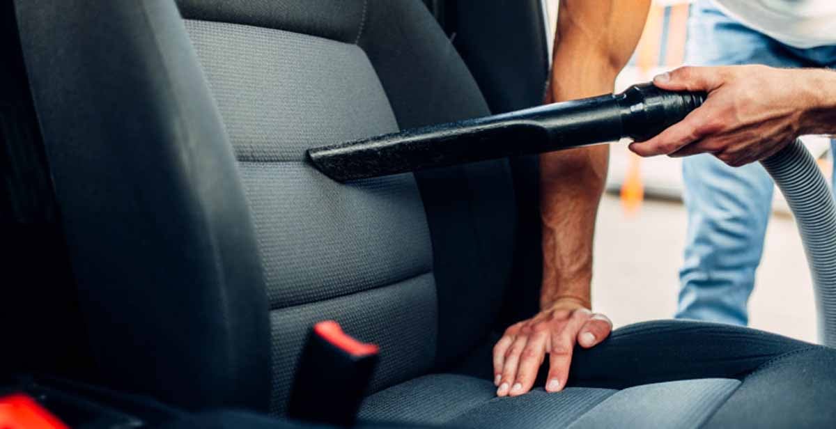 Si el carro está muy sucio se recomienda aspirarlo, antes de iniciar una limpieza profunda.