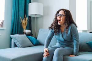 El dolor de rodilla es una molestia que afecta a personas de todas las edades.