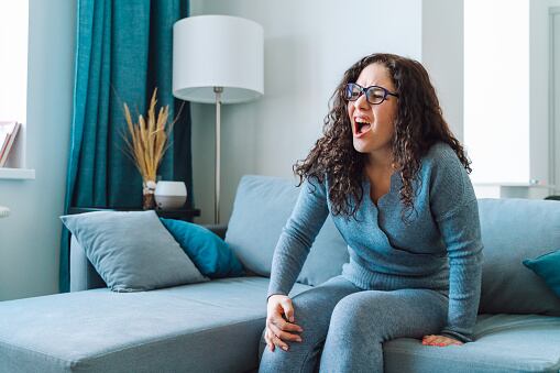 El dolor de rodilla es una molestia que afecta a personas de todas las edades.