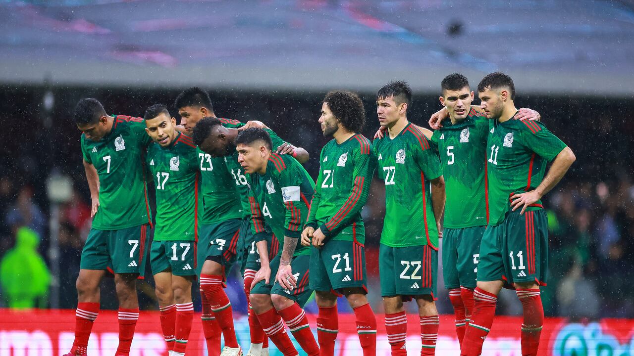 MEXICO CITY, MEXICO - NOVEMBER 21: Players of Mexico wait the penalty during the CONCACAF Nations League quarterfinals second leg match between Mexico and Honduras at Azteca Stadium on November 21, 2023 in Mexico City, Mexico. (Photo by Hector Vivas/Getty Images)
