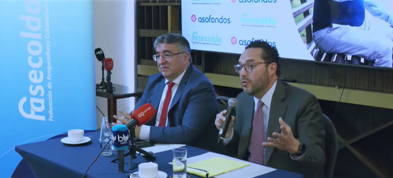Gustavo Morales, presidente de Fasecolda y Andrés Velasco, presidente de Asofondos.