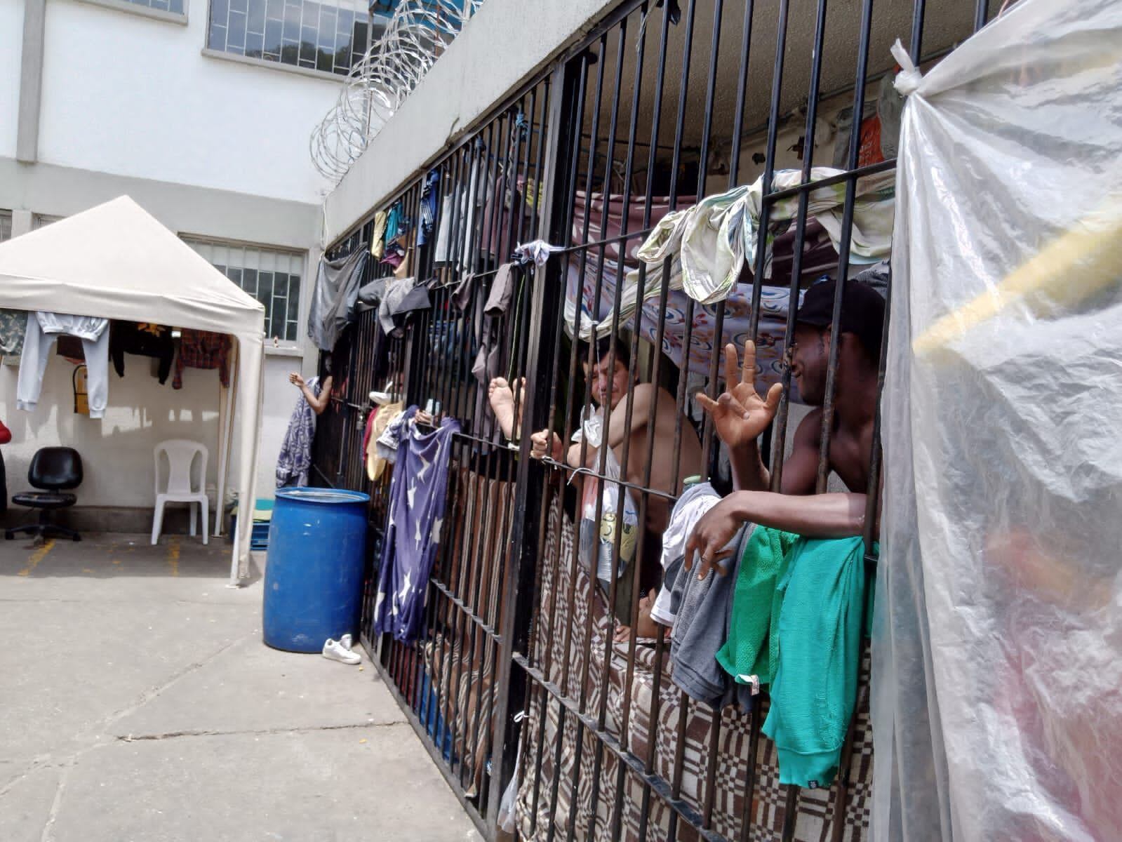 Defensoría advierte sobre hacinamiento en estación de Policía de Kennedy: 130 presos están detenidos en una carpa improvisada