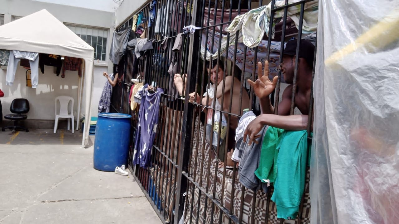 Defensoría advierte sobre hacinamiento en estación de Policía de Kennedy: 130 presos están detenidos en una carpa improvisada