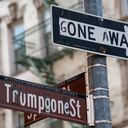 NUEVA YORK, NY - 21 DE ENERO: Un letrero de la calle que normalmente dice Thompson St ha sido pintado para que diga "Trumpgone St" el 21 de enero de 2021 en la ciudad de Nueva York. El letrero refleja el cambio de administración presidencial y el final del mandato de Donald Trump como el 45o presidente de los Estados Unidos. Foto: David Dee Delgado / Getty Images.