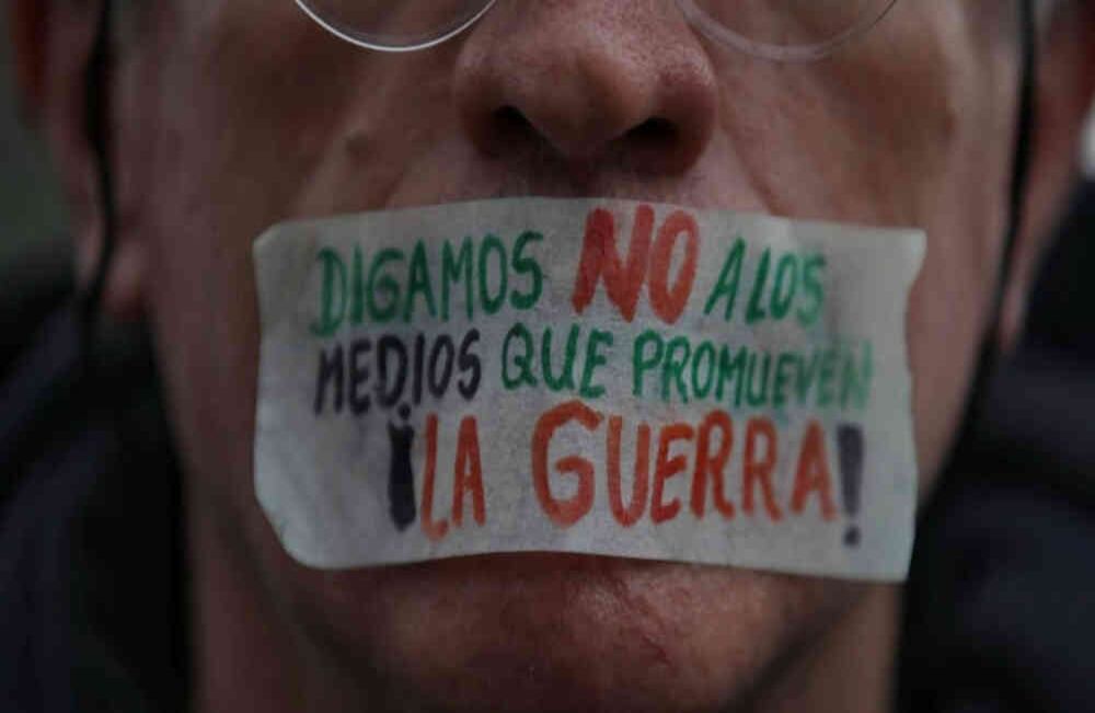 Con actos simbólicos como la boca de un hombre sellada con cinta, que llevaba un mensaje inscrito “digamos no a los medios que promueven la guerra”, manifestantes le demostraron su apoyo al exjefe guerrillero Jesús Santrich.