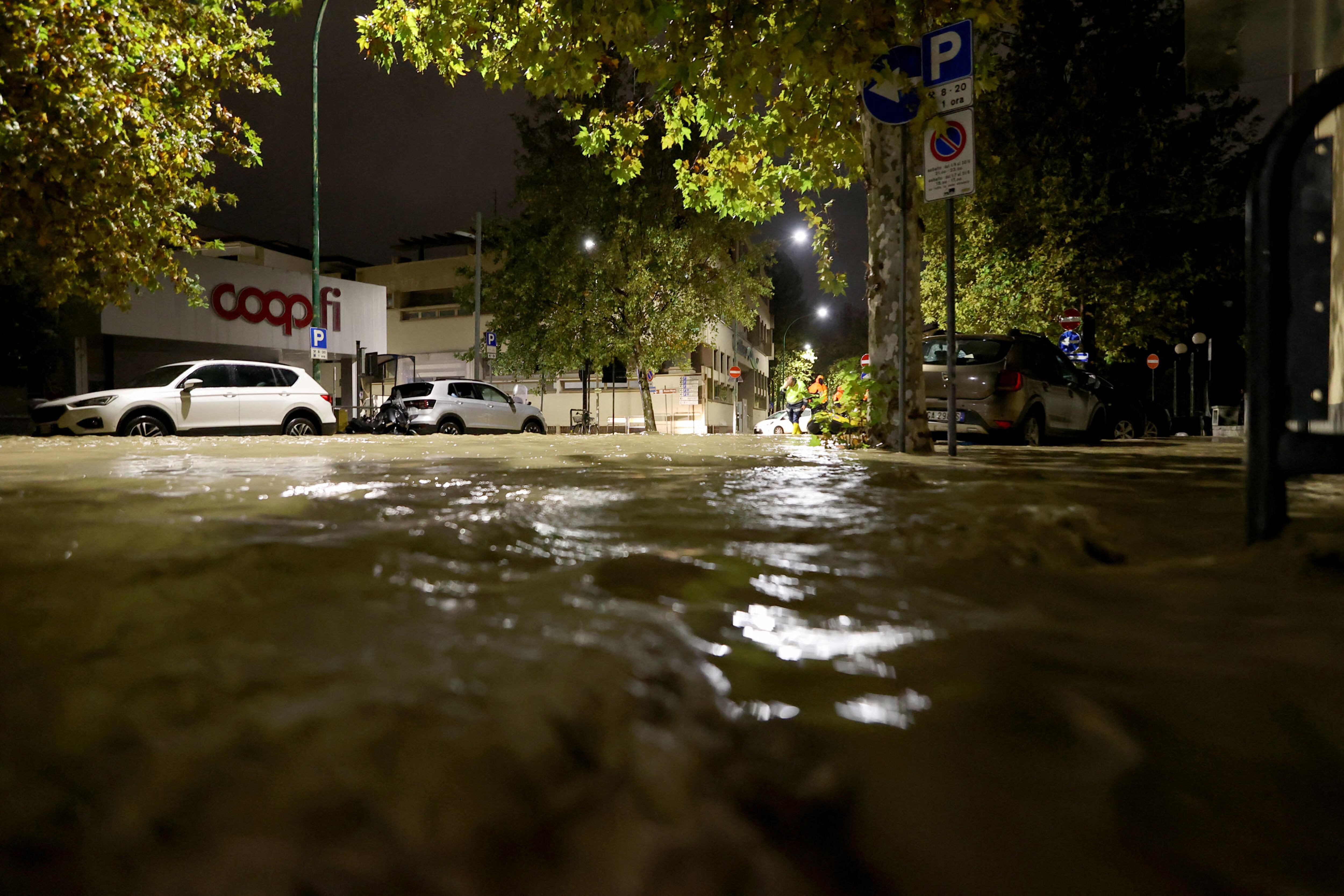 Buena parte del tráfico marino desde el puerto de Dover fue suspendido el jueves por la mañana, y 35 personas fueron evacuadas a hoteles en la isla de Jersey ya que las rachas de viento de hasta 160 km/hora dañaron viviendas, según la policía.
