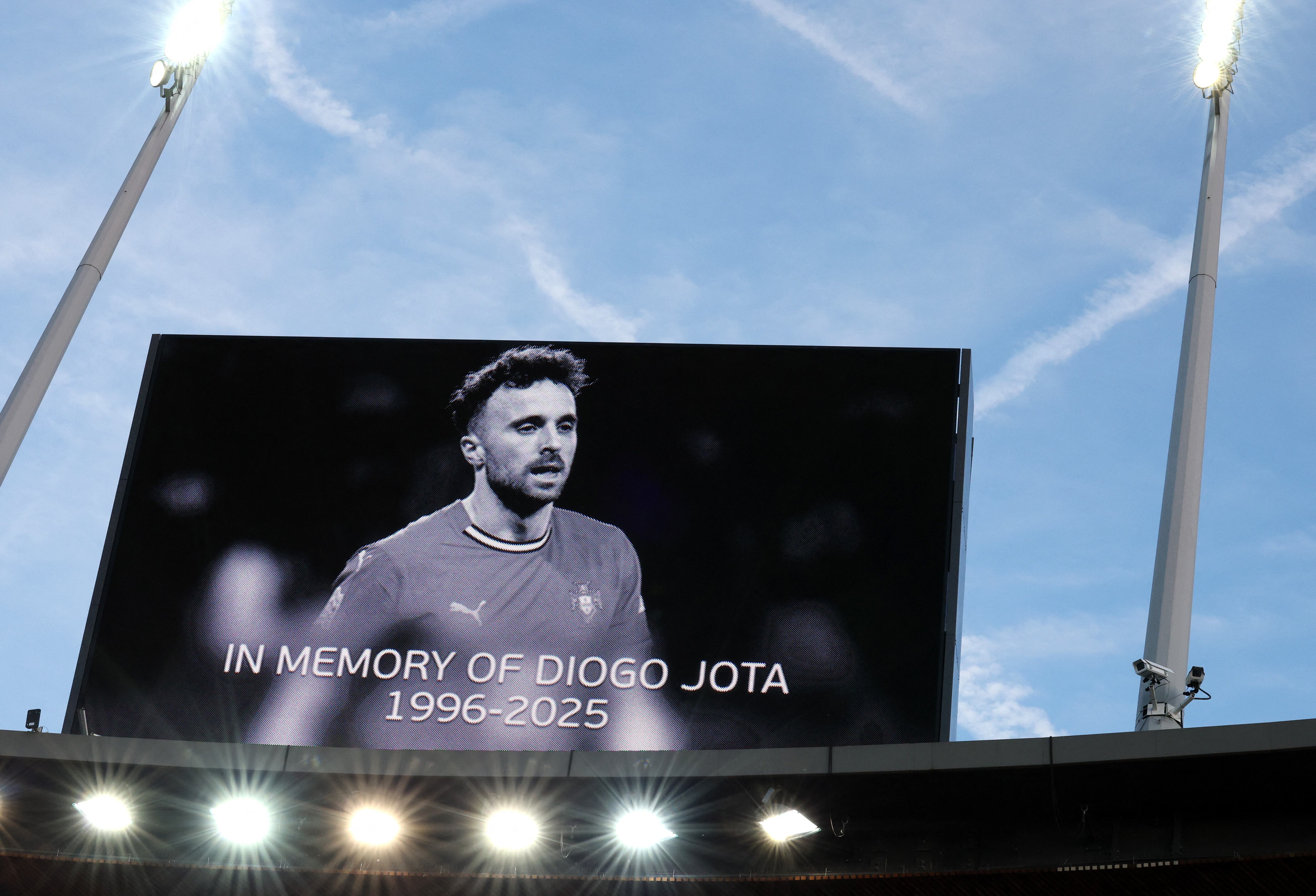 La pantalla LED muestra un homenaje a Diogo Jota, en memoria del exfutbolista y su hermano André Silva, quienes fallecieron el 3 de julio de 2025, antes del partido del Grupo D de la Eurocopa Femenina de la UEFA 2025 entre Francia e Inglaterra en el Stadion Letzigrund el 5 de julio de 2025 en Zurich, Suiza. (Foto de Alexander Hassenstein/Getty Images Europe vía AFP)
