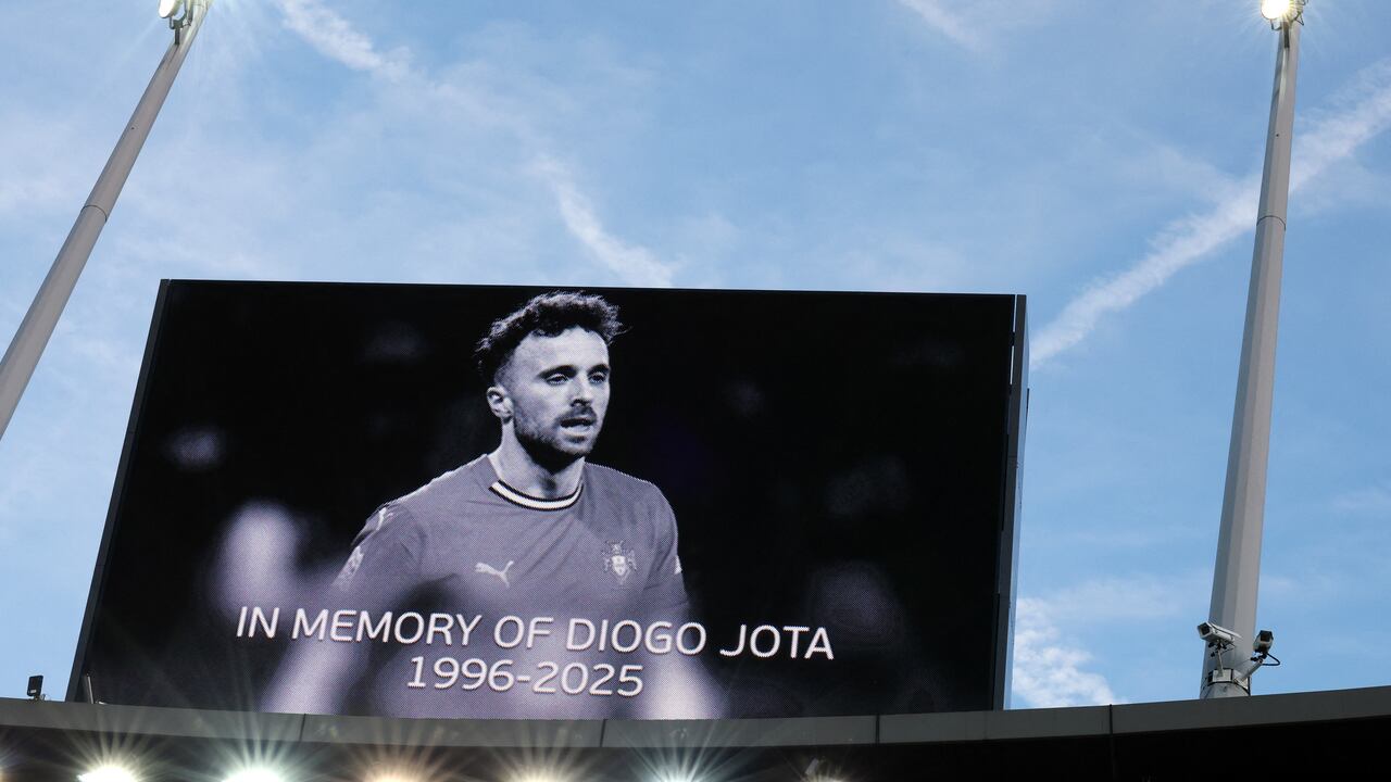 La pantalla LED muestra un homenaje a Diogo Jota, en memoria del exfutbolista y su hermano André Silva, quienes fallecieron el 3 de julio de 2025, antes del partido del Grupo D de la Eurocopa Femenina de la UEFA 2025 entre Francia e Inglaterra en el Stadion Letzigrund el 5 de julio de 2025 en Zurich, Suiza. (Foto de Alexander Hassenstein/Getty Images Europe vía AFP)