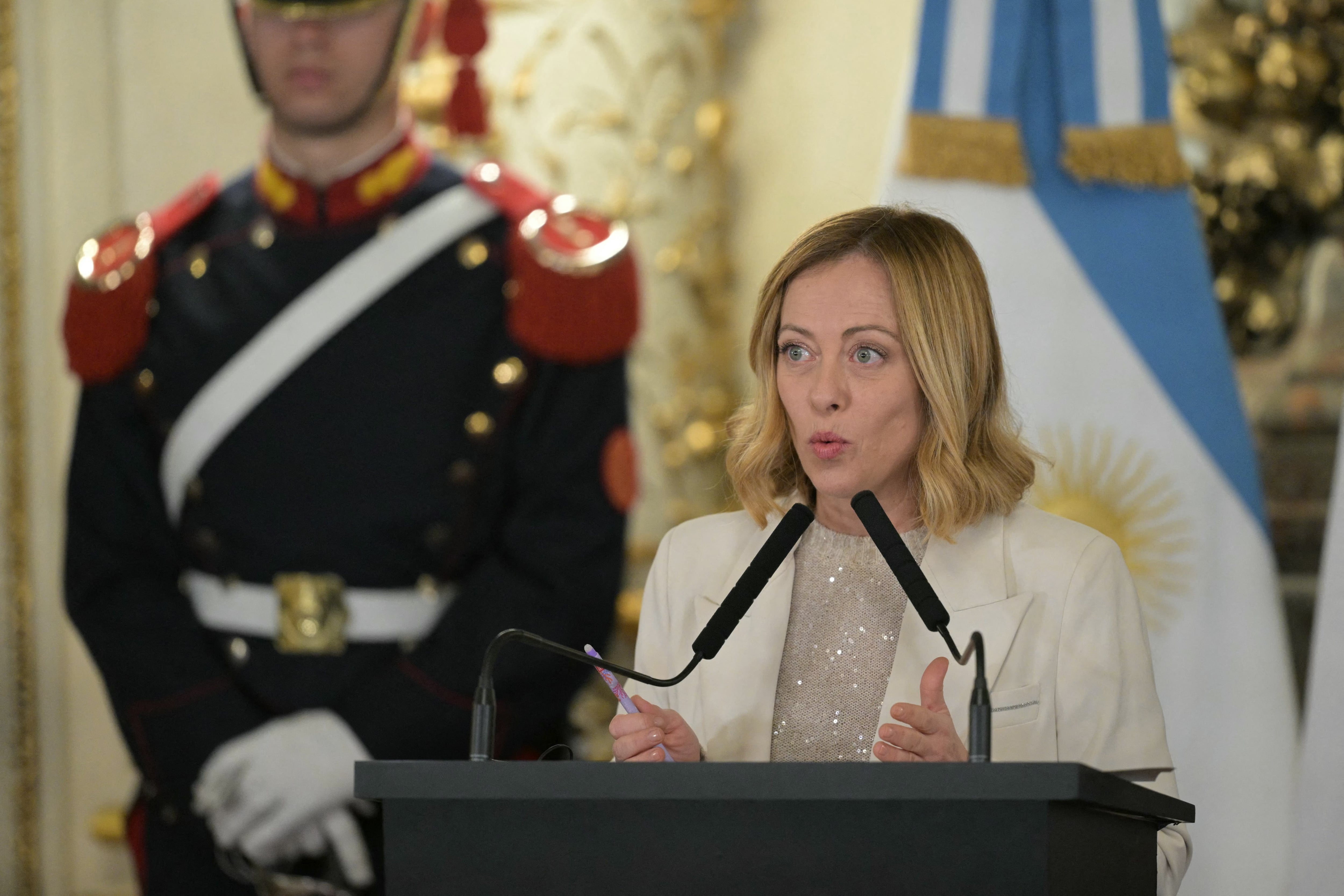 La primera ministra de Italia, Giorgia Meloni, sonríe durante una declaración conjunta con el presidente de Argentina, Javier Milei, en el palacio presidencial de la Casa Rosada en Buenos Aires el 20 de noviembre de 2024. (Foto de JUAN MABROMATA / AFP)