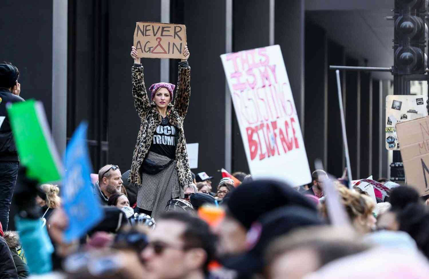 Los manifestantes participan en la Marcha de las Mujeres contra el Presidente de los Estados Unidos Donald J. Trump en Chicago, Estados Unidos el 20 de enero de 2018.   (Bilgin S. Sasmaz - Agencia Anadolu)