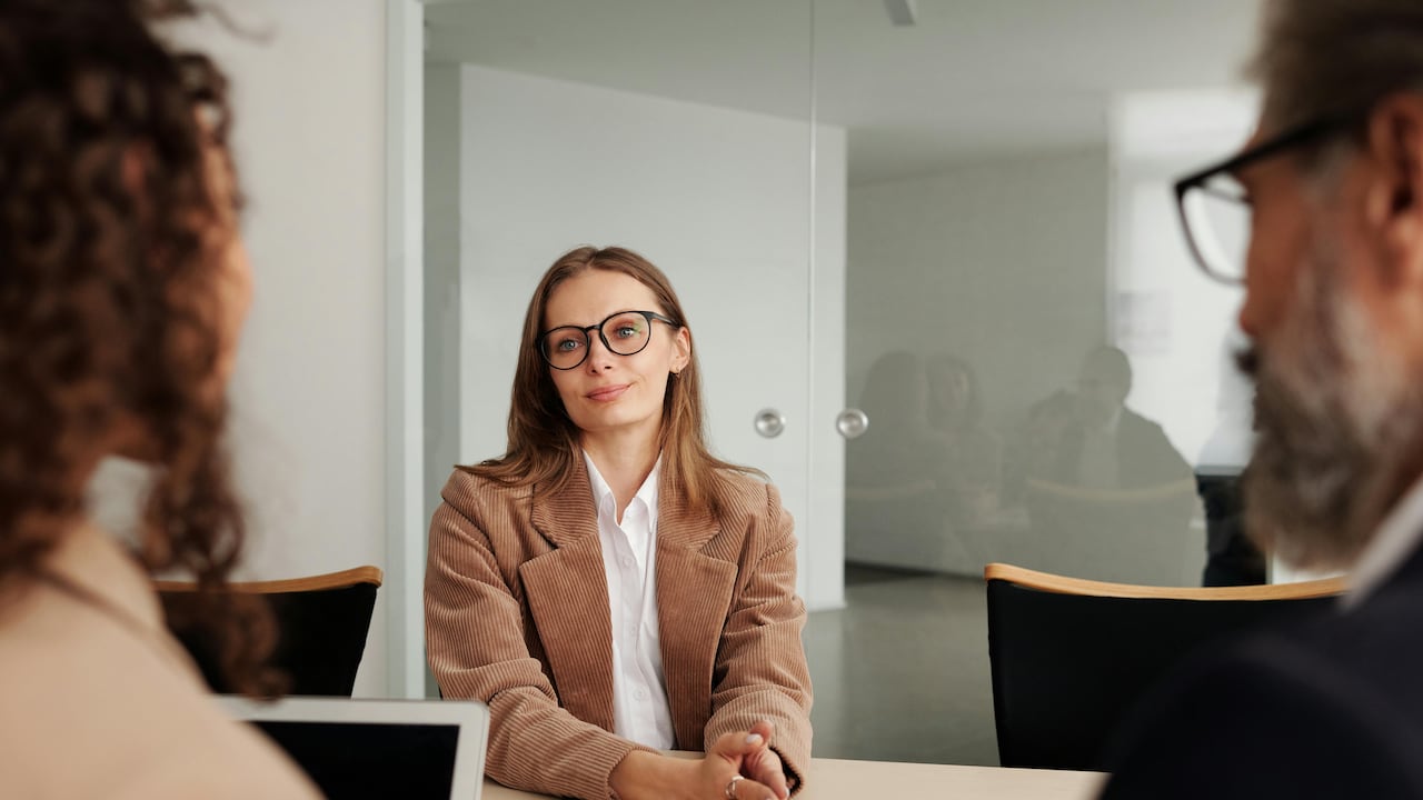 Las personas interesadas pueden aplicar a través de Semana Empleos.